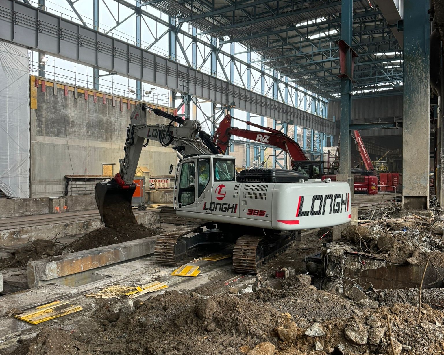 Démolition intérieure – excavateur Longhi dans hall industriel