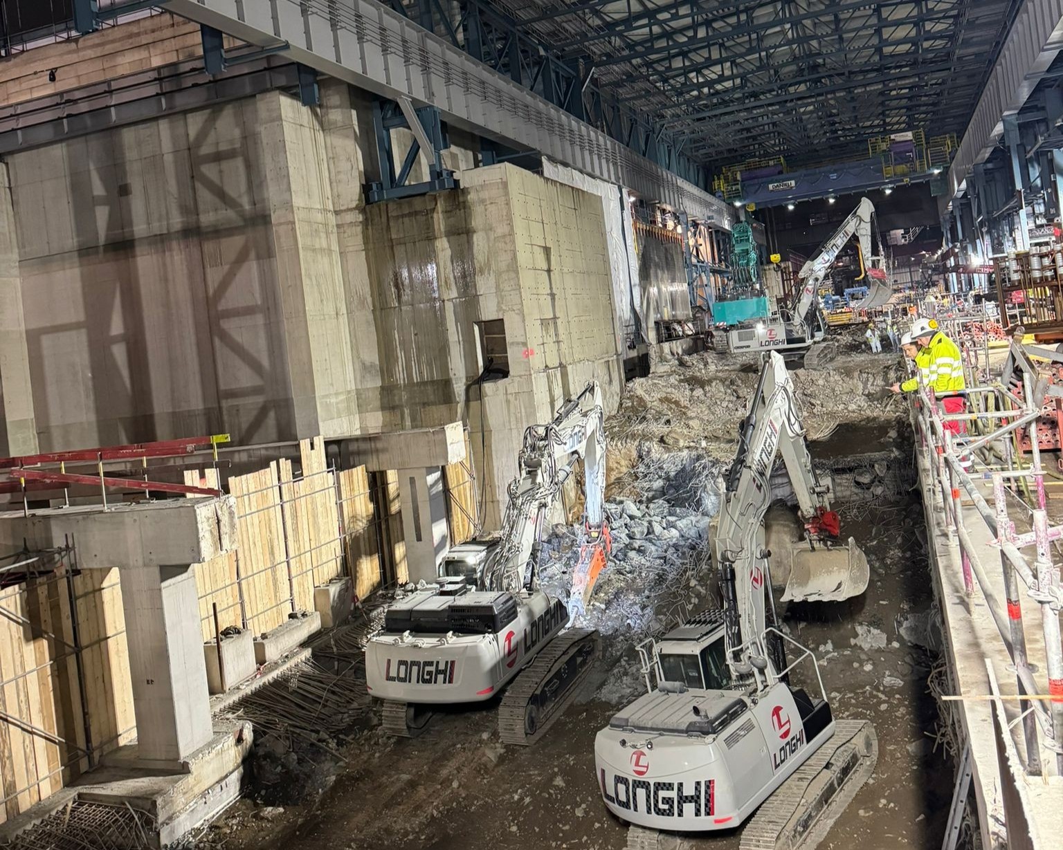 Déconstruction béton armé – plusieurs engins en action