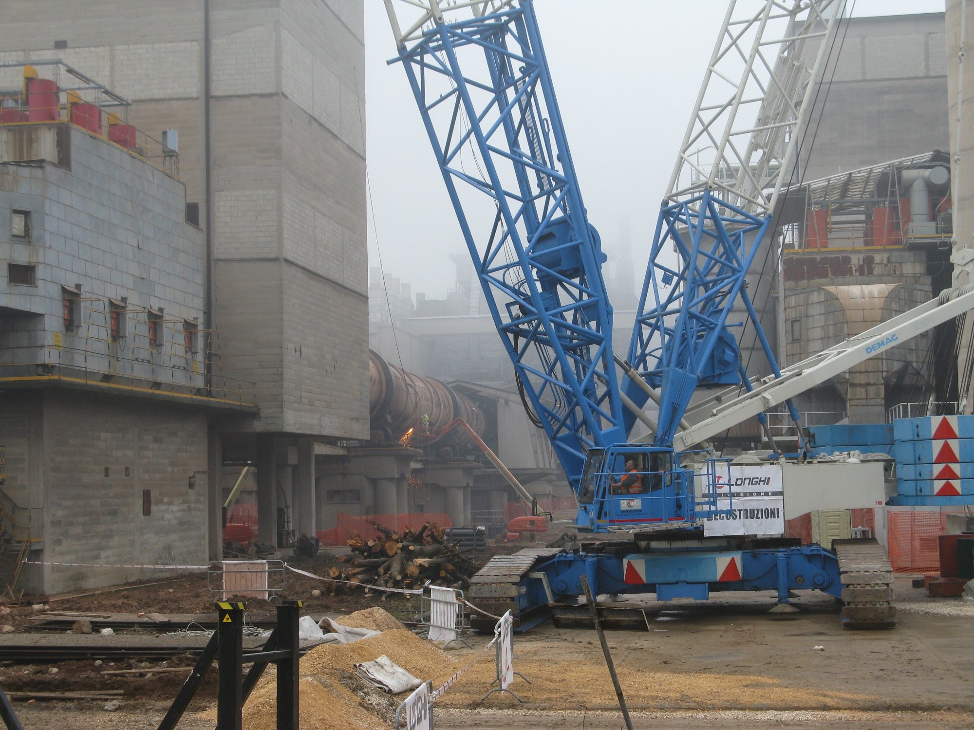Chantier de déconstruction industrielle LDE – grue sur site
